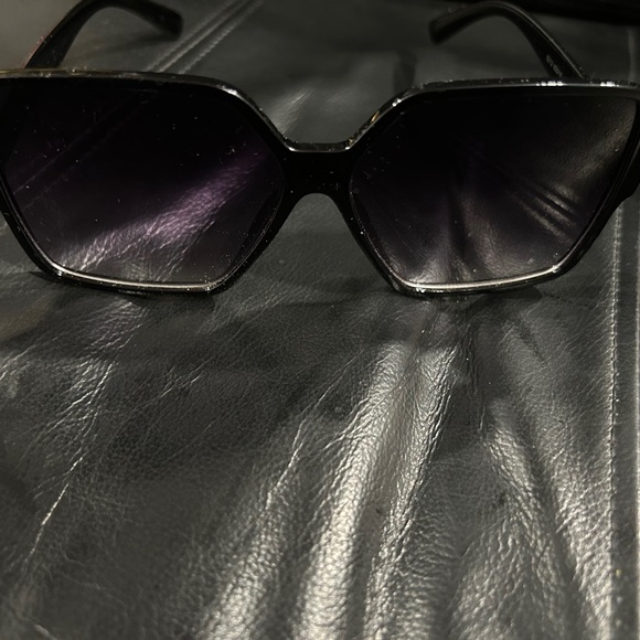 Chic Black Sunglasses with Purple Lens main image 4